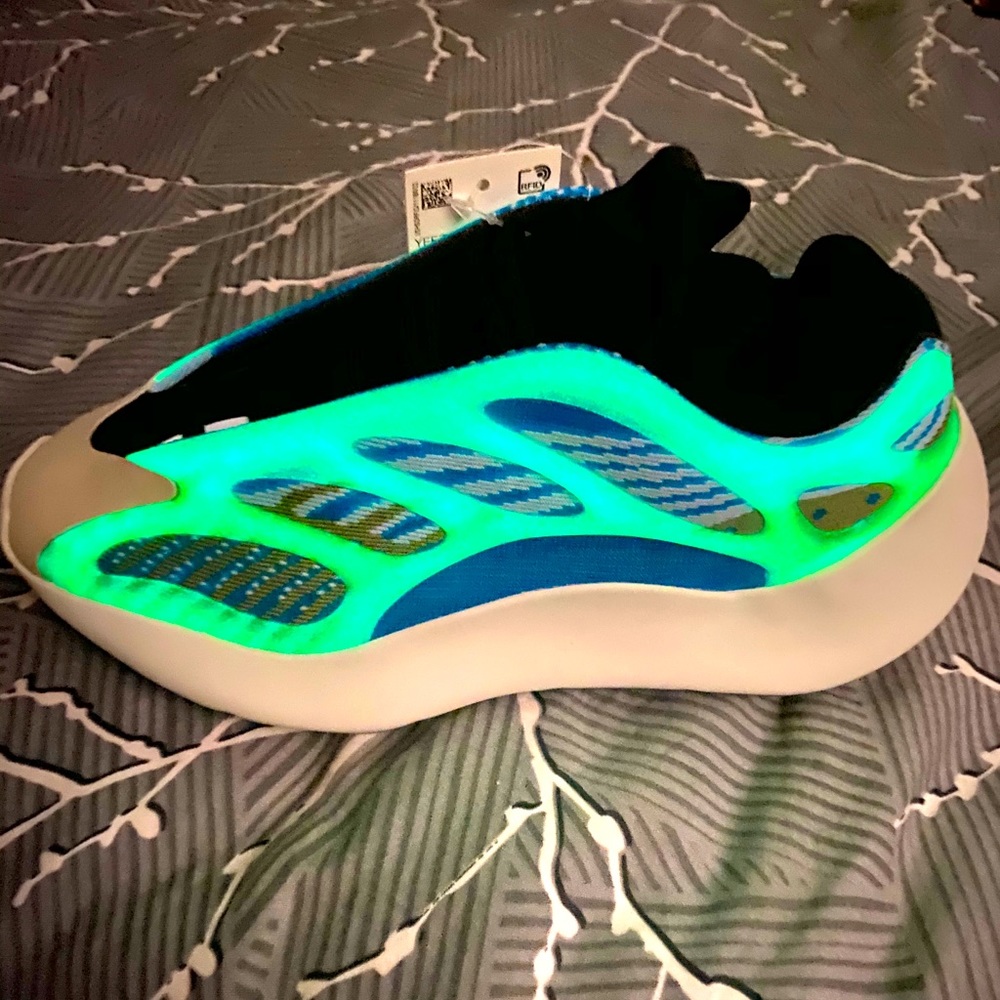 Brand new Yeezy AZARETH size 4.5. DS